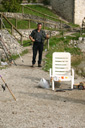 Gino Tomasi mentre si appresta a sistemare la sua canna da pesca