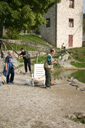 Emma e Giorgio Bazzanella con, sullo sfondo, Gino Tomasi, nelle fasi della gara.